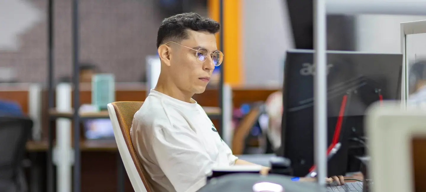 Colaborador de Infosgroup Panamá trabajando en computadora en oficina moderna