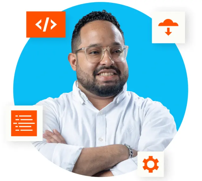 Colaborador de Infosgroup Panamá con camisa blanca y elementos tecnológicos alrededor