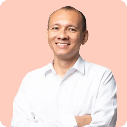 Ejecutivo de Infosgroup Panamá sonriendo con camisa blanca