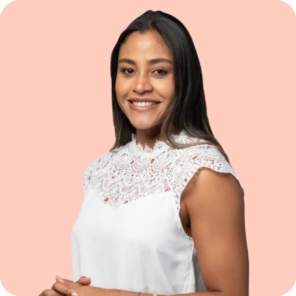 Mujer profesional con blusa blanca de encaje sonriendo, integrante del equipo de soluciones tecnológicas Infosgroup