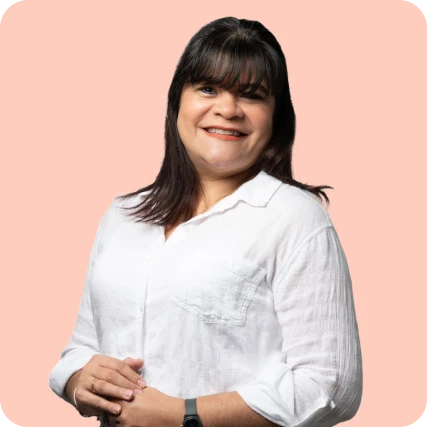 Mujer profesional sonriente con camisa blanca, integrante del equipo de soluciones tecnológicas Infosgroup