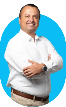 Hombre profesional con camisa blanca y brazos cruzados sonriendo, integrante del equipo de soluciones tecnológicas Infosgroup