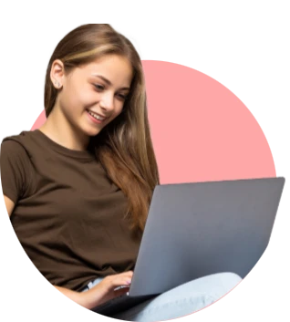 Mujer joven sonriendo mientras usa una laptop, integrante del equipo de soluciones tecnológicas Infosgroup