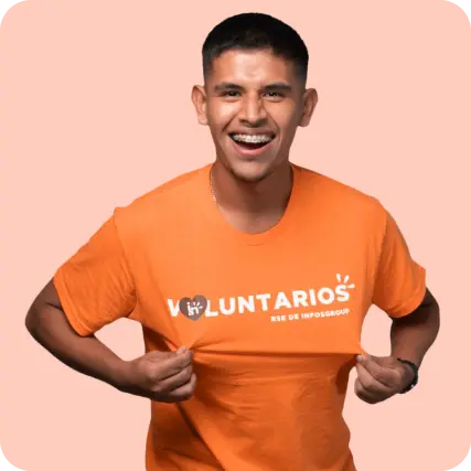Colaborador de Infosgroup con camiseta naranja de programa de voluntarios RSE