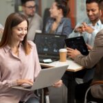 Imagen destacada para articulo de Blog de Infosgroup de un equipo colaborando en un entorno de IA