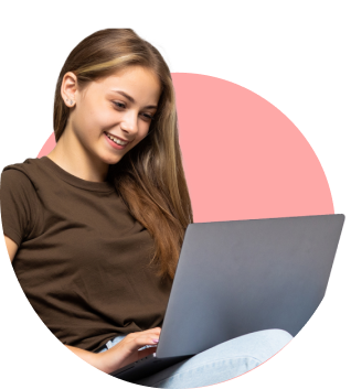 Mujer joven sonriendo mientras usa una laptop, integrante del equipo de soluciones tecnológicas Infosgroup